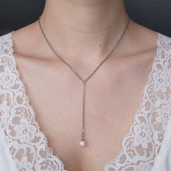 Classic & elegant silver pearl necklace with a small silver chain - Picture 8 of 8